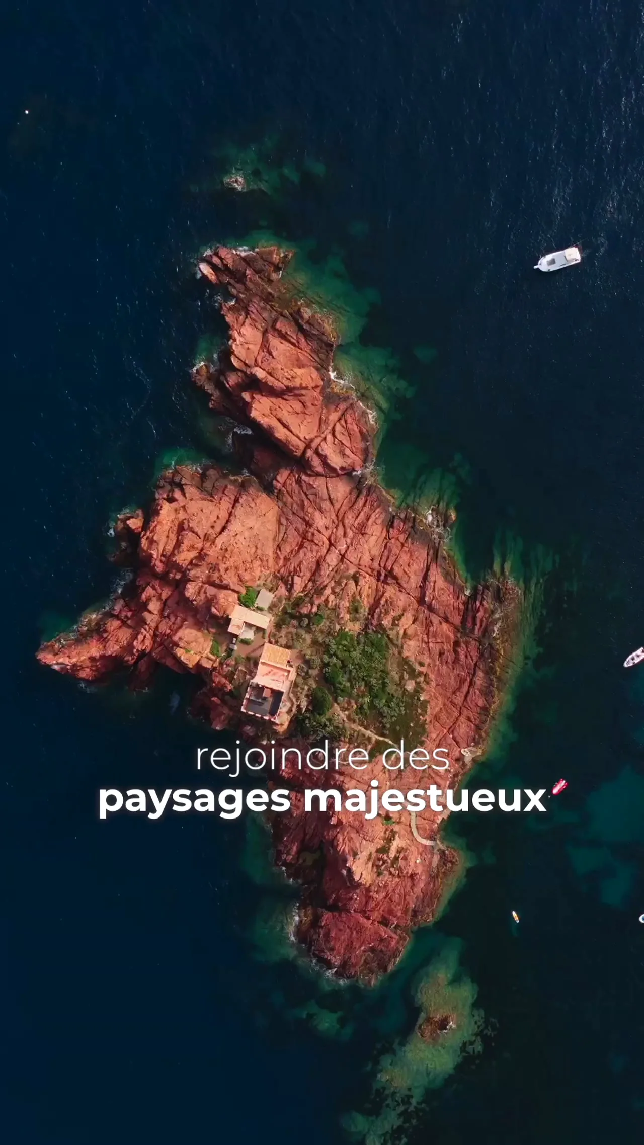 Vue aérienne verticale : sillage d'un rider sur une eau turquoise.