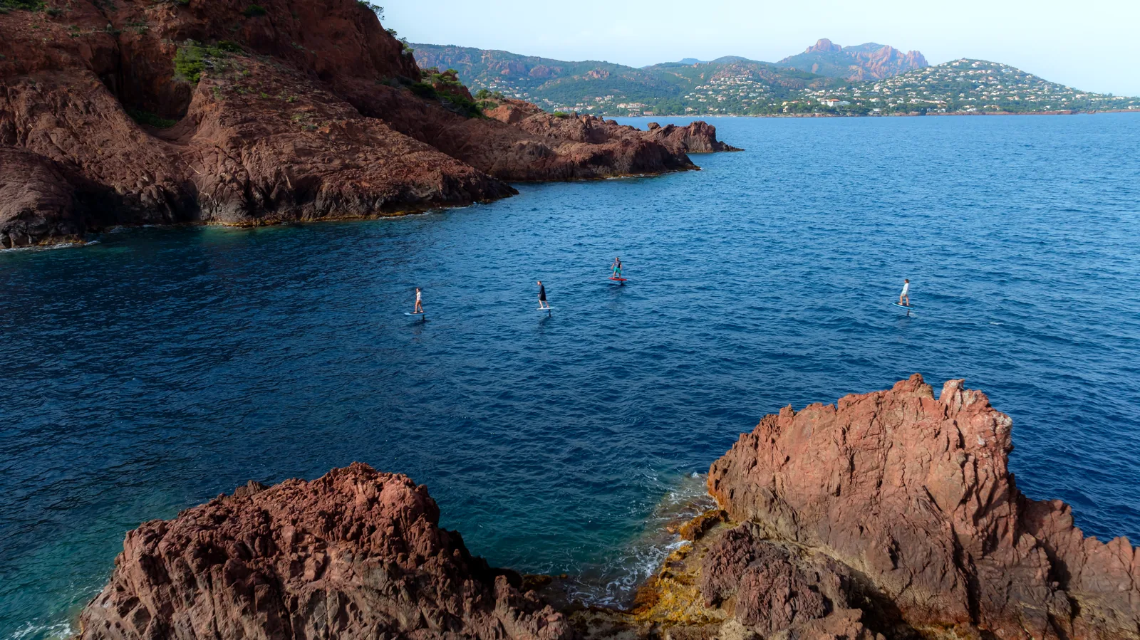 Vue drone du littoral et de ses dégradés de turquoise.