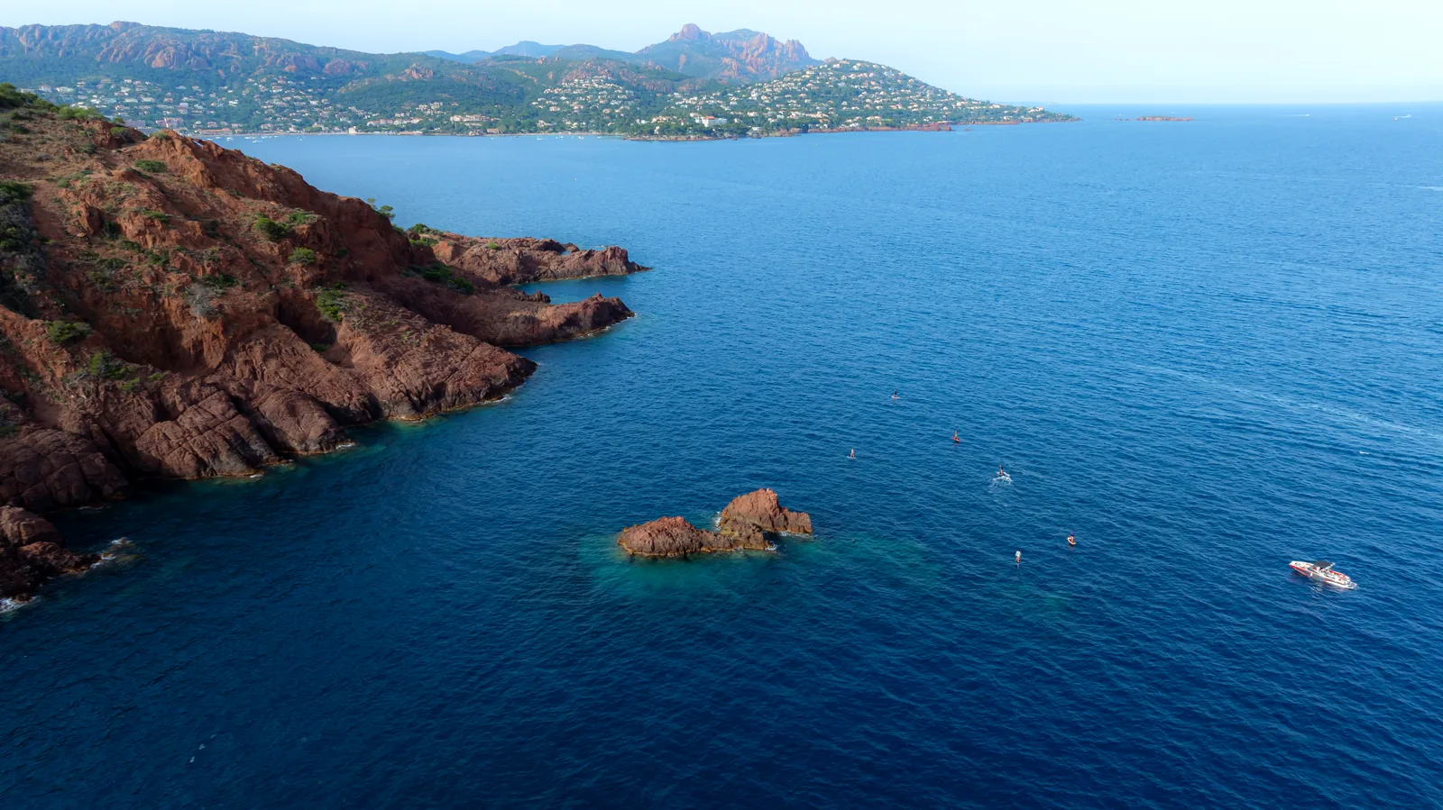 Vue aérienne d'une crique turquoise du littoral varois.