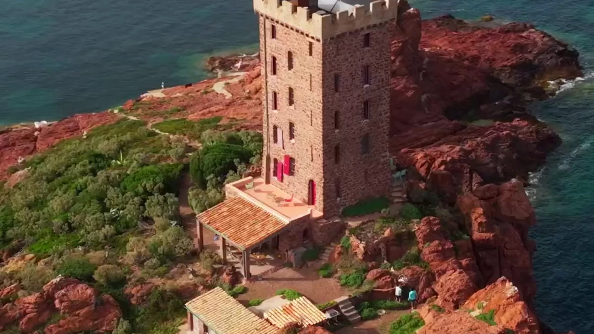 Vue aérienne : eaux translucides et littoral du sud du golfe de Saint-Tropez.